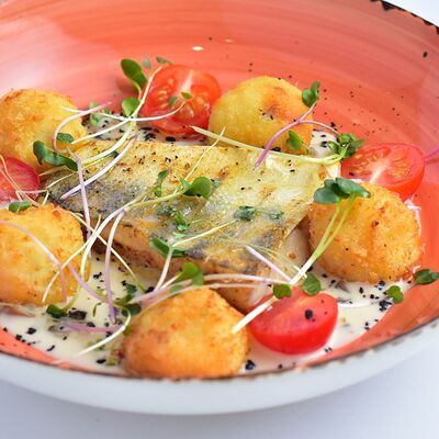 Судак с крокетами и соусом из белых грибов в Самое популярное кафе по цене 950