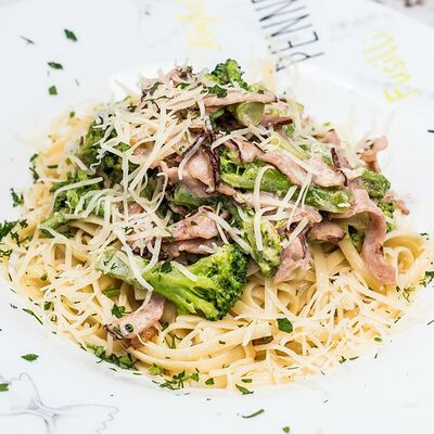 Паста с ветчиной и брокколи в Carbonara по цене 395 ₽