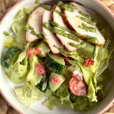 Салат из свежих овощей с курицей под мятной заправкойв Моё место по цене 429 ₽