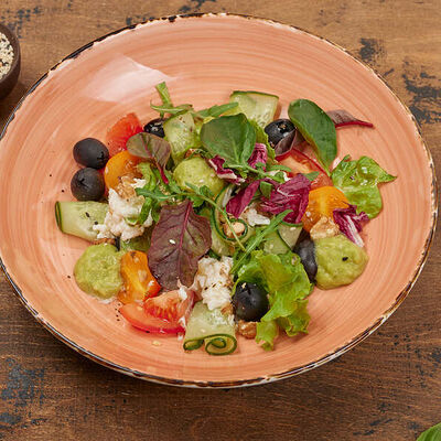 Салат из свежих овощей, страчателлой и домашним гуакамоле в Papa Carlo по цене 470 ₽