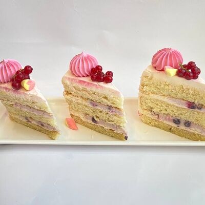 Пирожное Ягодное облако в Самовар на Минусинской по цене 179 ₽