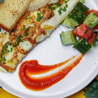 Со свежими овощами глазунья в Сырник по цене 430 ₽