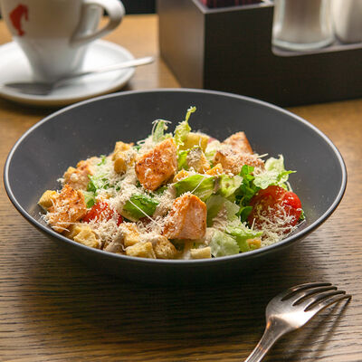 Салат Цезарь с лососем в Престо по цене 1080 ₽