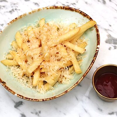 Картофель фри с пармезаном в Lobby Bar по цене 300 ₽