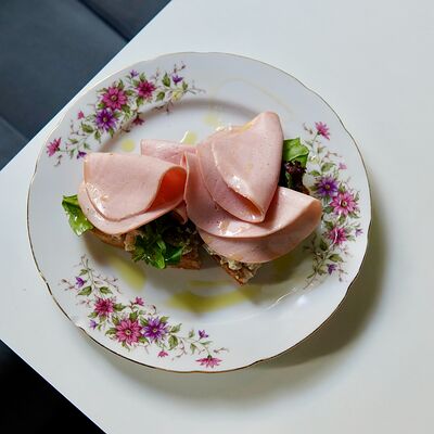 Бутерброд с телячьей колбасой в Мы Же На Ты по цене 590 ₽