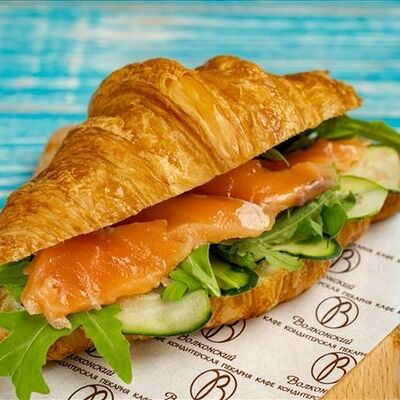 Круассан с лососем в Волконский по цене 850 ₽