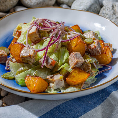 Салат с бужениной, жареным картофелем, корнишонами и красным луком в Селёдочная по цене 563 ₽