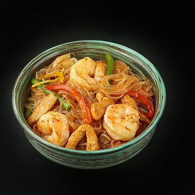 Фунчоза с креветками и курицей в кисло-сладком соусе в RollWok club Азиатская кухня по цене 679 ₽
