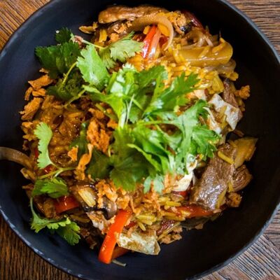 Вок с говядиной и рисом в Поль Бейкери по цене 805 ₽