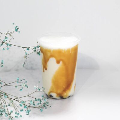 Милки Баунти в белом шоколаде в Cloud Bubble Tea по цене 300 ₽