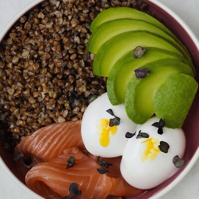 Гречка с форелью и яйцами пашот в Yumbaker gardens по цене 1275 ₽