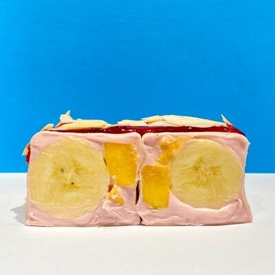 Ролл манго, банан и ягодный чиз в Русалочка любит суши по цене 620 ₽