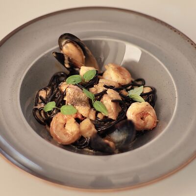 Черные спагетти с морепродуктами и судаком в Bucho по цене 790 ₽