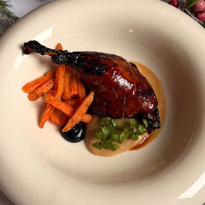 Утиная ножка глейз с карамельно-луковым пюре, бататом и кремом из черного чеснока в Птичка по цене 970 ₽