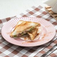 Сэндвич с лососем, со сливочным сыром и овощами в Пельмеша