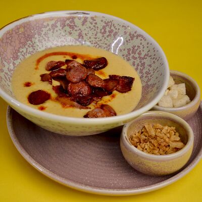 Гороховый крем-суп с беконом и охотскими колбасками в TOPKA Reborn по цене 450 ₽