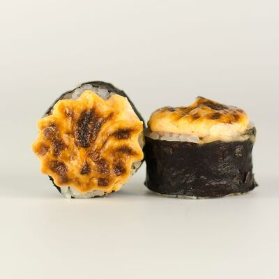 Запеченный ролл три рыбки в Лосось Культура Бар по цене 624 ₽