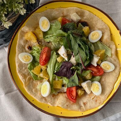 Салат с курицей на лепешке в Кафе Это Факт по цене 754 ₽