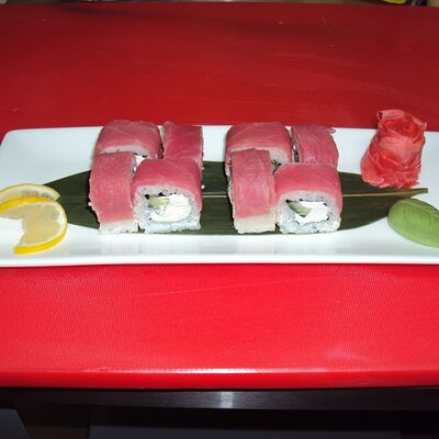 № 100 в тунце с творожным сыром и огурцомв Васаби по цене 540 ₽