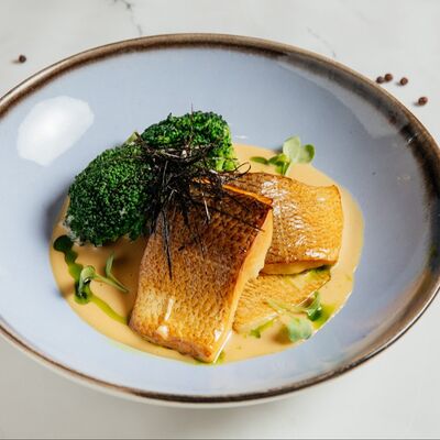 Копченое филе сига с брокколи и соусом мисо в Мясо & Рыба по цене 990 ₽