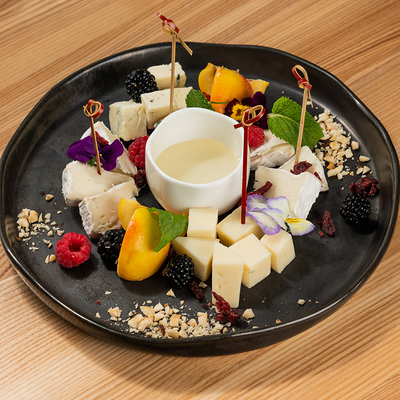 Сыры с сезонными фруктами и медом в Culture по цене 980 ₽