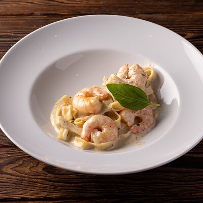 Фетучини с креветками в слив соусе в Luciano по цене 940 ₽
