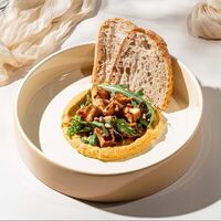 Хумус с баклажаном и рукколойв Историческая кофейня Максим