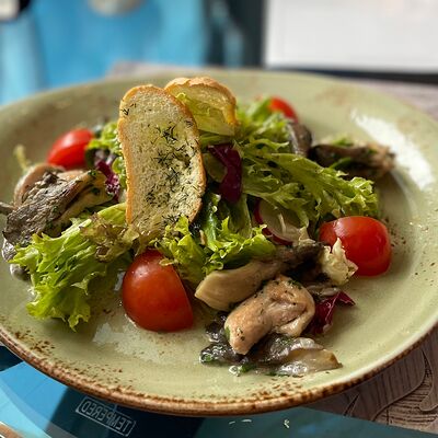 Салат с курицей и грибами в Эник Беник по цене 710 ₽