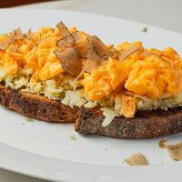 Тост с цветной капустой, скремблом и трюфелем в Romano