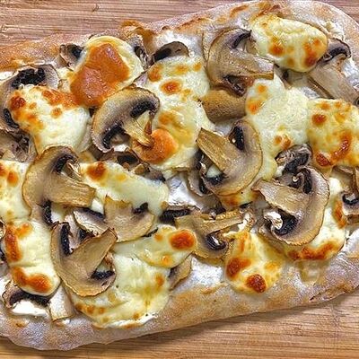 Пицца с беконом и грибами 20*30 см в Генрих и Генриетта по цене 600 ₽