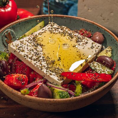 Греческий салат Хорьятикив Греческая таверна Порто Миконос по цене 970 ₽