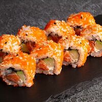 Калифорния с лососем в BaoMi Sushi