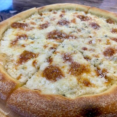 Три сыра 25 см в Sopranos по цене 560 ₽