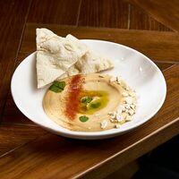 Средиземноморский хумус с хлебцами в GASTROFISH