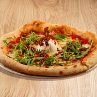 Пицца буррата, оливки и печеные перцы в Итальянское бистро Figata