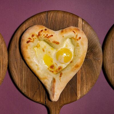 Сердце Аджарули в Хачапури и вино по цене 284 ₽