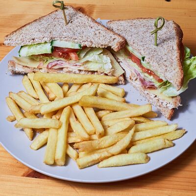 Клаб с курицей и беконом в Дом у дороги по цене 520 ₽