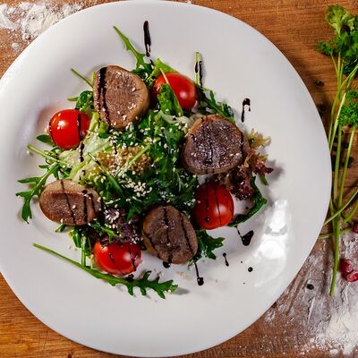 Салат с языком и рукколой в Кристалл палас по цене 400