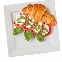 Круассан с розовыми томатами и моцареллой в Пацха Пшапский двор