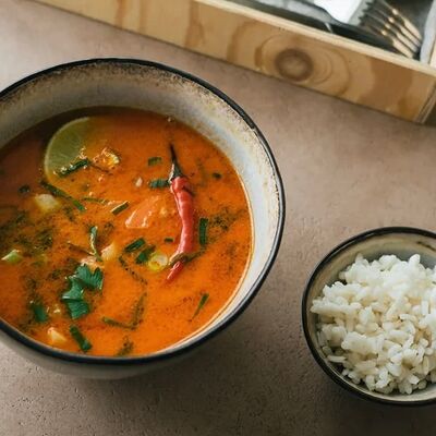 Азиатский суп с креветками и кальмаром в Semplice Secondfloor по цене 590 ₽