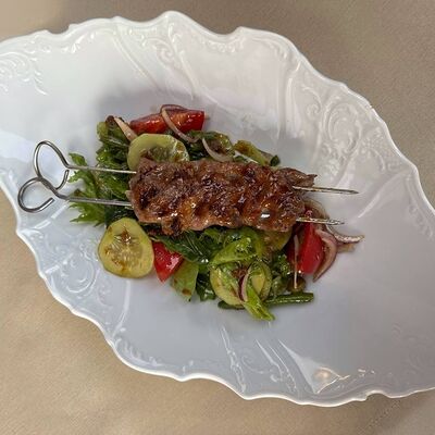 Стейк салат с говядиной и имбирным соусом в Мари по цене 720 ₽