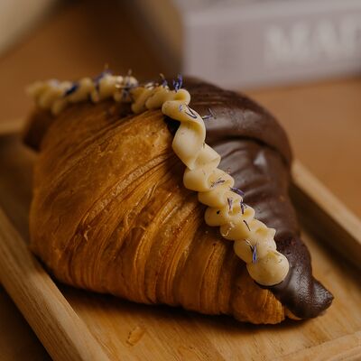 Круассан с чёрной смородиной в Пеку Люблю по цене 350 ₽