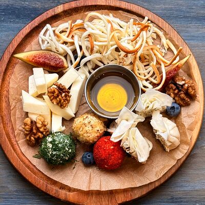 Ассорти кавказских сыров в Парус по цене 990 ₽