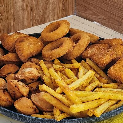 Комбо Фри закуски на компанию в ШАУРМАНИЯи НЕ ТОЛЬКО по цене 1249 ₽