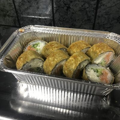 Ролл Темпура с лососем в Роллы сумо по цене 790 ₽