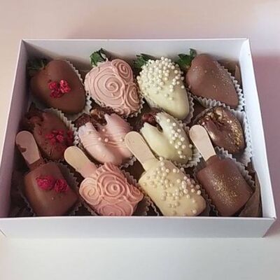 Ассорти клубника, финик, банан в шоколадев Klubnichno по цене 2990 ₽