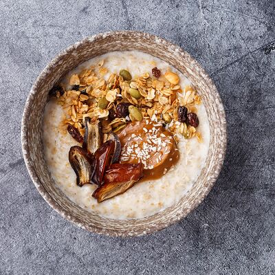 Молочная овсяная каша с кокосовой карамелью и финиками в Катушка по цене 219 ₽