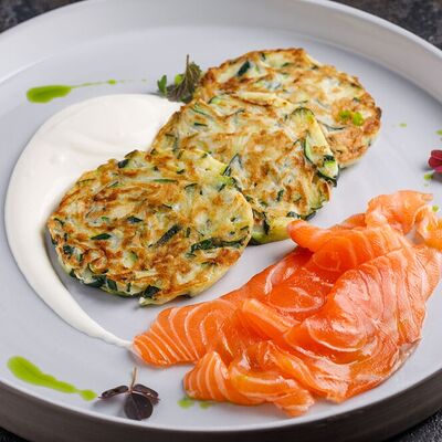 Драники из молодых кабачков и картофеля с красной рыбой в Мясо и вино по цене 1140 ₽