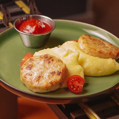 Куриные котлетки с пюре в Ленинградский Экспресс по цене 490 ₽