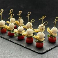 Канапе артишок, черри, базилик, моцарелла в Food Embassy Гастролофт Юлии Высоцкой
